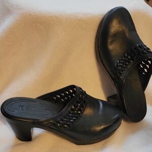 White Mountain Black Leather Mules Versatile Comfort. Size 8.5